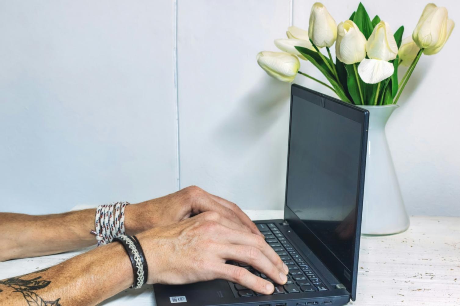 Interactive learning environment where students collaborate on investment analysis projects